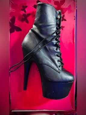 Pleaser Hot size 7 platform boots